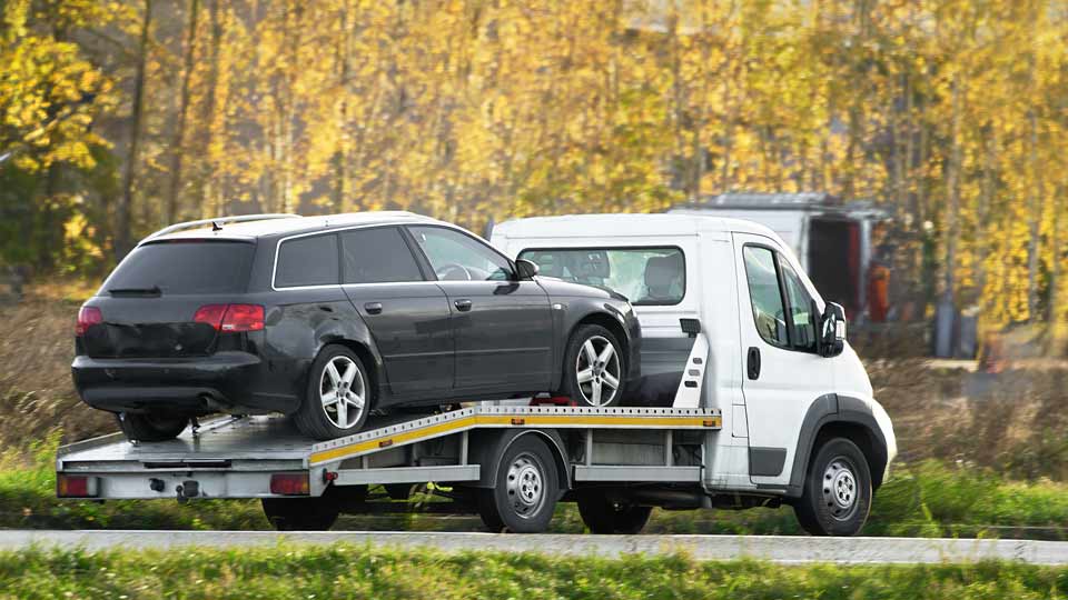Ein Auto wird auf einem Abschleppwagen verladen und kostenlos bei Autoankauf Karlsbad abgeholt 